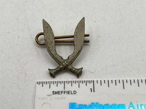 British Army 7th Gurkhas Rifles Regiment Crossed Kukris Metal Collar Badge - Picture 1 of 6