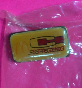 McDonalds Mitarbeiter Hut Anstecknadel Rückseite Metall emailliert Inszenierung  - Bild 1 von 3