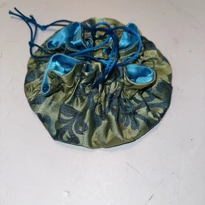 Bolsa organizadora de joyas bolsa con estampado verde con forro sedoso 8 bolsillos - Imagen 1 de 2