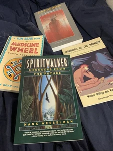 4 Book Lot Spiritwalker Medicine Wheel Earth Astrology Black Elk Speaks Rainbow - Foto 1 di 5