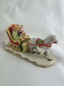 Estatuilla de colección Lefton Colonial Village 1987 paseo en trineo de caballos 6460 porcelana - Imagen 1 de 9