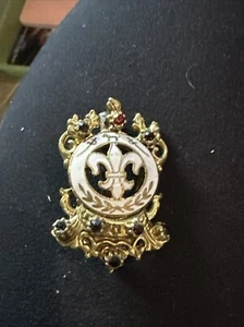 Vintage Collectible Fleur De Lis Coat Of Arms Brooch Pin White Brass Gemstones - Picture 1 of 3