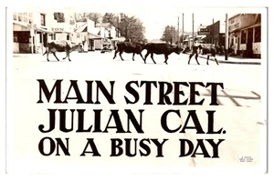 JULIAN, CALIFORNIA - VACAS CRUZANDO LA CALLE PRINCIPAL - ANTIGUA POSTAL CON FOTO REAL - Imagen 1 de 2