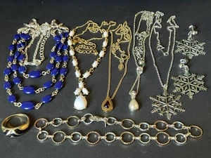 Lotto 8 pezzi gioielli vintage AVON - Foto 1 di 4