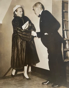 Abrigo Visón Mujer Sonriendo y estrechando la mano con Hombre en Esmoquin Lawrence Millard Imagen - Imagen 1 de 4