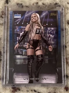 Carta base parallela 2021 Topps WWE indiscussa Liv Morgan blu 24/25 - Foto 1 di 2