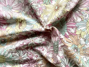 Tela con patrón floral Tana Lawn Liberty London azul rosa amarillo para mamás 3 yardas - Imagen 1 de 6