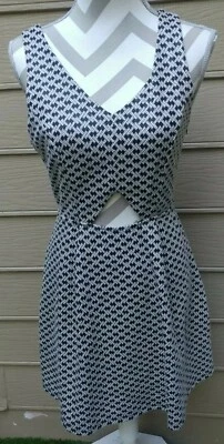 Nuevo con etiquetas Vestido Soprano Negro + Blanco Sin Mangas Cuello en V Ojo de Cerradura Delantero y Trasero M Foto 1 de 4