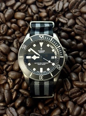 TUDOR Pelagos 25500TN, mergulhador suíço, ótimo relógio diário, pulseira e alças da OTAN - Imagem 1 de 4