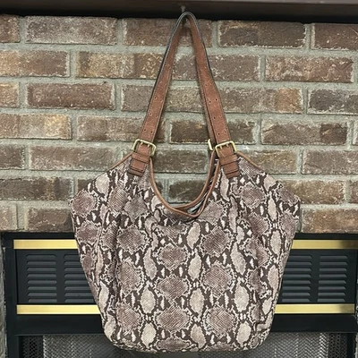 Bolso de viaje de fin de semana Cynthia Vincent estampado serpiente hobo grande con correas de cuero Foto 1 de 4