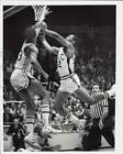 1977 Press Photo Melvin Watkins Shoots Basketball Over Randy Williams