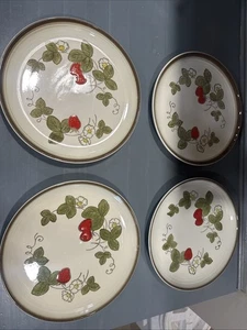 Set di 4 piatti vintage Metlox Poppytrail California fragola 10-1/4" - Foto 1 di 4