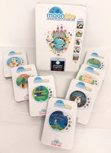 Moonlite Storytime Proiettore Confezione Regalo con 5 Bobine +7 Pacchetti Storia per Smartphone - Foto 1 di 9