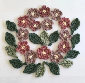 28 handgehäkelte Gänseblümchen Blumen/Blatt Applikationen 100% Wolle Basteln/Nähen/Kranz - Bild 1 von 10