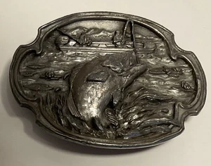 Vintage Siskiyou Zinn Gürtelschnalle, 4”x2 1/2”, Big Mouth Bass Fisherman 1984 USA - Bild 1 von 8