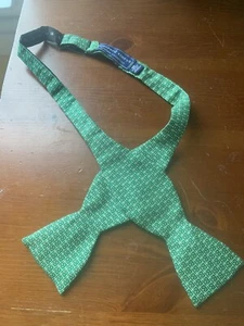 Vineyard Vines Adjustable Bow Tie Silk USA Rare M AND T logo 🔥✌🏻🐳 - Picture 1 of 3