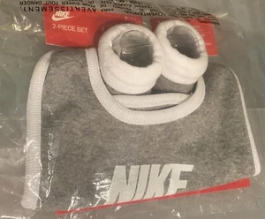 🧸Nike Baby Bib & Booties 2 Piece Set Heather Grey LN0410-042 White 0-6 Months🎁 - Picture 1 of 7