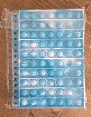 Cuaderno de diario forrado en espiral con cubierta sensorial de burbujas Push Pop inquietud Foto 1 de 4