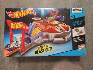 Hot Wheels City - FAST BLAST CAR PARK w/ Launcher & Vehicle DRIVE IN - BLAST OUT - Picture 1 of 4