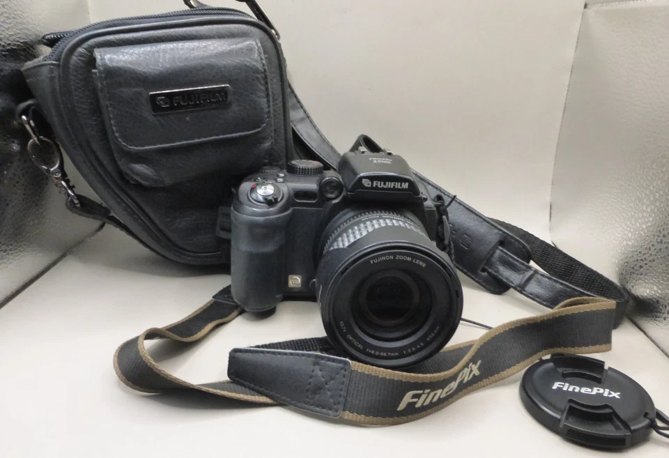 Fujifilm FinePix S Series S9500 9.0MP Digital Camera - 28-300mm lens - Image 1 of 4