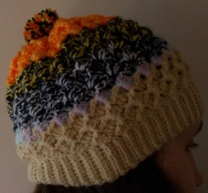 Handarbeit gehäkelte Beanie Mütze mit Bommel mehrfarbig - Bild 1 von 3
