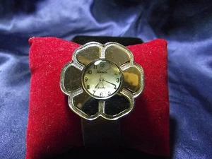 Damenuhr Shanthi mit Blumenform Lünette B20-423 ZC - Bild 1 von 3