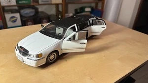 Lincoln limusina 1999 sunstar 1:18 coche escala diecast - Imagen 1 de 6