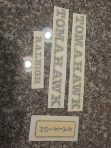 RIPRODUZIONE SET 4 PEZZI RALEIGH TOMAHAWK DECAL LETTERING - Foto 1 di 1
