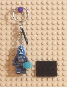 MINIFIGURE KEYCHAIN-Star Wars BO KATAN w/Shield Pistol Charm Stand New Mandalori - Picture 1 of 5
