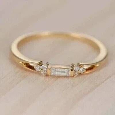 Anillo de boda para mujer baguette de diamantes creados en laboratorio de 1,50 quilates enchapado en oro amarillo de 14 quilates Foto 1 de 4