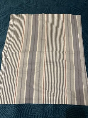 Funda de Almohada TOMMY HILFIGER • Pin Stripe ESTÁNDAR -100% ALGODÓN Rojo, Blanco y Azul Foto 1 de 2