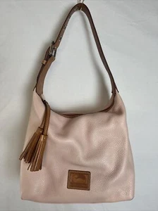 Bolso de hombro Dooney & Bourke rosa pálido de cuero guijarros - Imagen 1 de 9