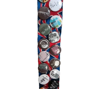Music Pin Button badges 80& 90's Levys Guitar Strap Union Jack w/ 88 Collectable - Picture 1 of 21