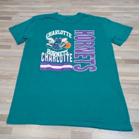 Vintage 1990’s Charlotte Hornets Teal Tee Shirt Men’s Small, NBA. Single Stitch Cover
