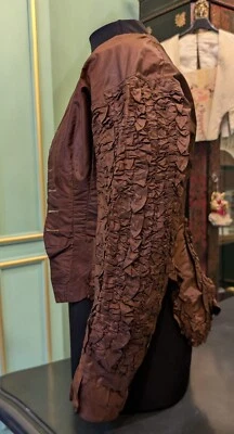 CORPIÑO DE TAFETÁN DE SEDA MARRÓN AÑOS 1860 CON MANGAS ACANALADAS + BULLICIO TRASERO Foto 1 de 4