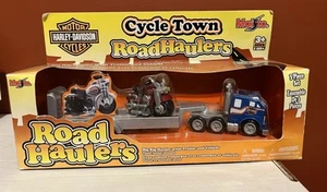 HARLEY-DAVIDSON Maisto Cycle Town ROAD HAULERS Big Rig rimorchio e moto nuovo con scatola - Foto 1 di 10