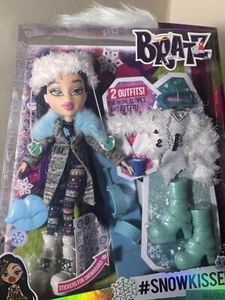 2015 Bratz Jade #Snowkissed Two Outfits And Snowboard Accessories Sealed 538240 - Picture 1 of 4