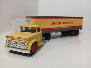 Ertl 1960 Chevrolet Cab Union Pacific Trailer B618UO 1/43 Scale New Old Stock - Picture 1 of 7