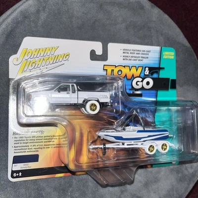 CHASE 1985 Toyota SR5 pickup - 2025 Johnny Lightning Tow & Go - White Lightning - Image 1 of 4