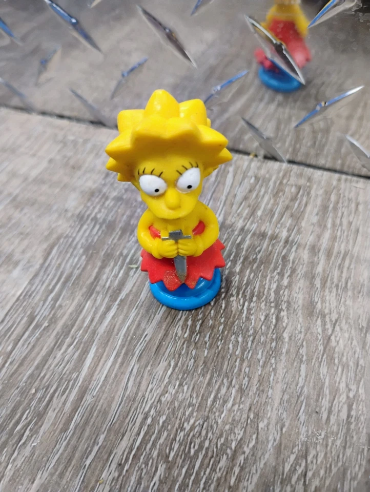 Los Simpson 3D Ajedrez Lisa Bishop Pieza de Repuesto Base Azul/Camisa Roja 1992 Foto 1 de 1