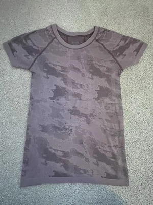 Top Athleta Mujer Pequeño Púrpura Camuflaje Momentum Cuello Redondo Yoga Entrenamiento Ropa de Salón Foto 1 de 4