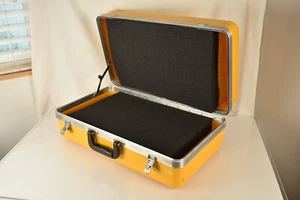 Estuche rígido amarillo vintage con espuma nueva aproximadamente 21" x 12" x 8,5" - Imagen 1 de 13