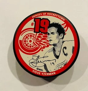 NHL Detroit Red Wings #19 Steve Yzerman Heroes Of Hockey Town Puck Little Caesers - Bild 1 von 2