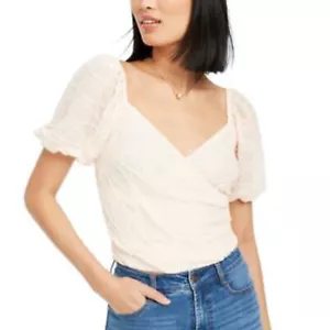 Top LUCY PARIS Texturizado Imitación Envoltura Esmopeada Talla Grande Blanca Venta al por menor $59 - Imagen 1 de 1