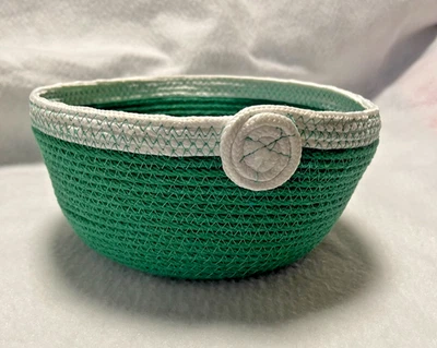 Tazón/cesta de baratija de cuerda hecha a mano verde y blanca 4x7 Foto 1 de 4