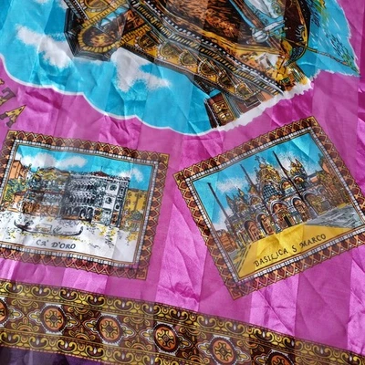 围巾 Venezia 紫红色/紫色粘纤地标 36 英寸×36 — 第 1/3 张图片