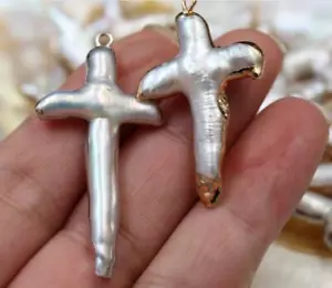 2pz Ciondolo Perla Coltivata Acqua Dolce Croce Naturale Colori Oro/Argento 20x30mm - Foto 1 di 4