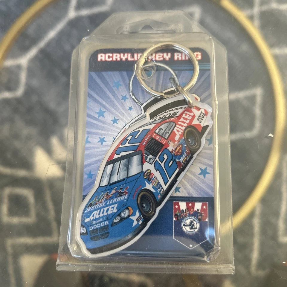 Llavero Ryan Newman Liga de la Justicia NASCAR Racing Foto 1 de 2
