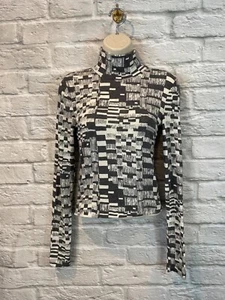 Top Anthropologie Práctica Diaria Gris Blanco Geométrico Cuello Simulado Recortado Talla S - Imagen 1 de 6