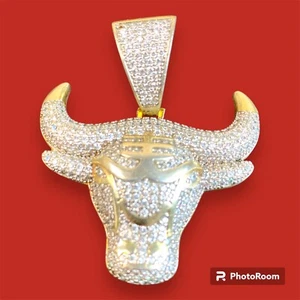 Zirkonia CZ Pave 3D Stier Anhänger goldfarben Chicago Bulls Stier Iced - Bild 1 von 7
